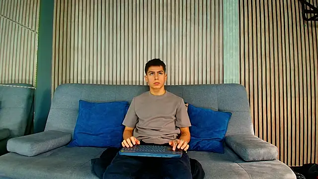 Snapshot of Aron_pulse chatting on February 12, 2026, 1:17 pm Aron pulse online show from February 12, 2026, 1:17 pm