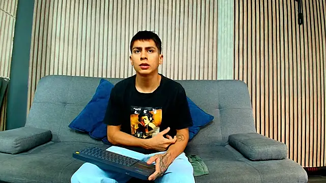 Snapshot of Aron_pulse chatting on March 4, 2026, 1:28 pm Aron pulse online show from March 4, 2026, 1:28 pm