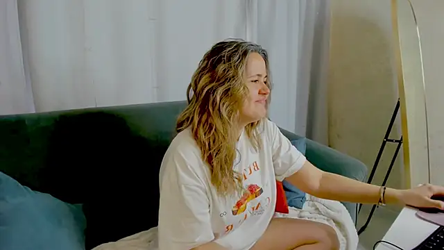 LilyBel online show from April 17, 2026, 8:06 am