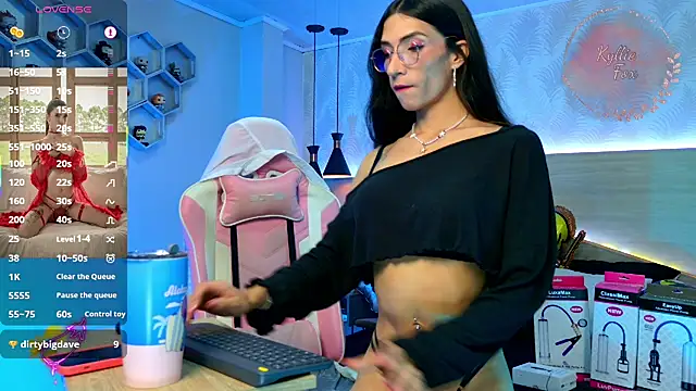 Snapshot of kylliefox_ chatting on October 15, 2025, 1:33 pm kylliefox online show from October 15, 2025, 1:33 pm