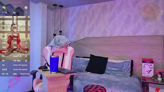 kylliefox  online show from April 20, 2026, 1:25 pm