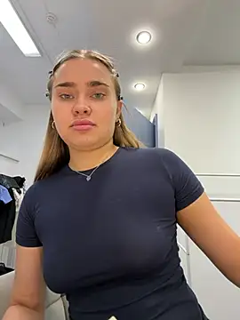 MonicaWestt online show from April 18, 2026, 8:29 am