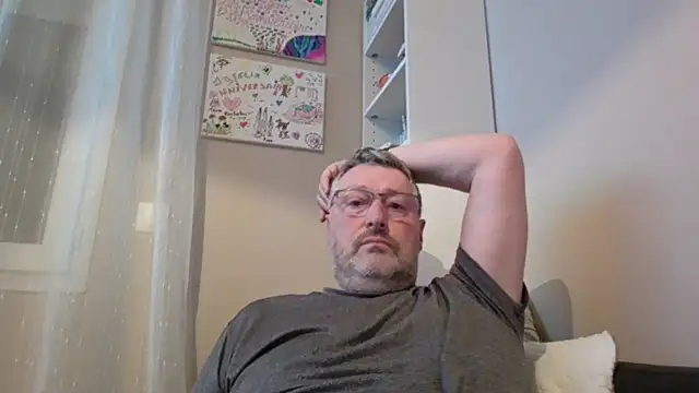 doudou310 online show from April 1, 2026, 4:46 am