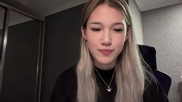 Snapshot of lilXdomiii chatting on February 8, 2026, 5:49 pm lilXdomiii online show from February 8, 2026, 5:49 pm