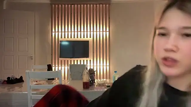 Snapshot of lilXdomiii chatting on February 10, 2026, 1:59 pm lilXdomiii online show from February 10, 2026, 1:59 pm