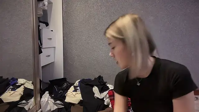 Snapshot of lilXdomiii chatting on February 18, 2026, 1:40 pm lilXdomiii online show from February 18, 2026, 1:40 pm