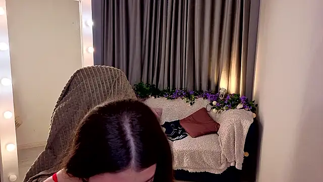 LunarDreamm online show from March 5, 2026, 1:51 pm