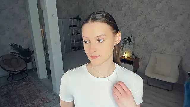 Snapshot of LianneBynon chatting on March 5, 2026, 8:32 am LianneBynon online show from March 5, 2026, 8:32 am