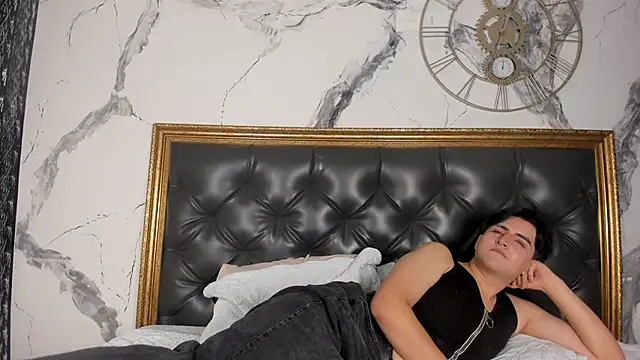 noahWolff  online show from February 13, 2026, 5:03 am