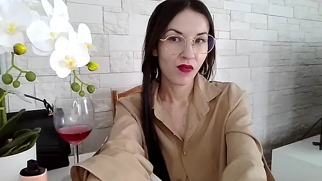 JuliaLovely online show from April 10, 2026, 2:00 pm