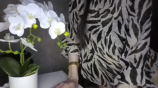 JuliaLovely online show from April 18, 2026, 7:07 pm