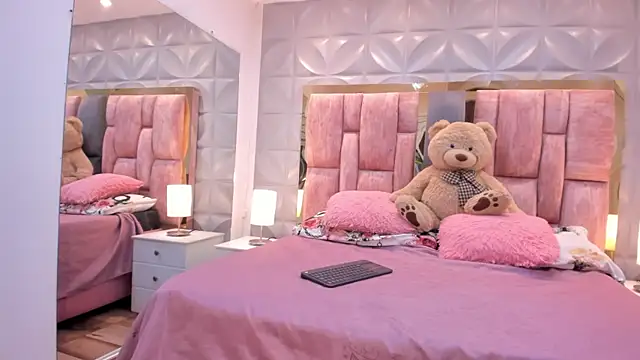 Paris Velvet online show from April 6, 2026, 11:38 pm