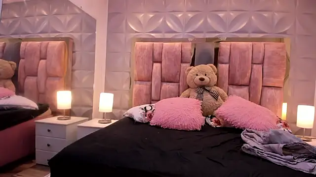 Paris Velvet online show from April 18, 2026, 10:54 pm