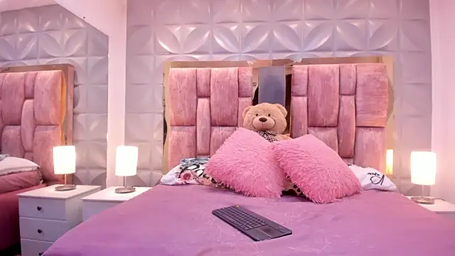 Paris Velvet online show from April 20, 2026, 10:33 pm