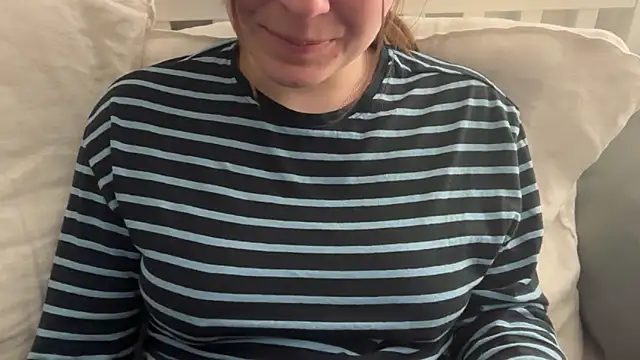 Lucyschickt online show from April 12, 2026, 7:19 pm