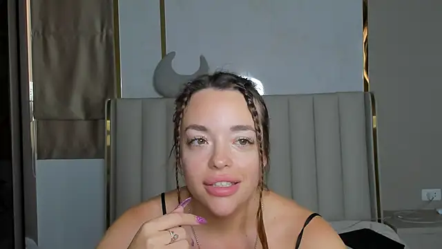 stellaa quenn online show from February 9, 2026, 12:14 am