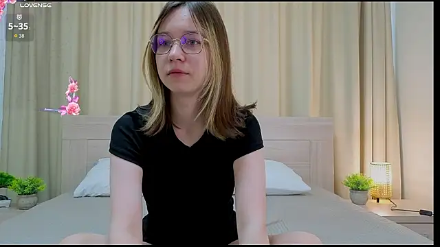 alorenna online show from February 12, 2026, 6:19 am