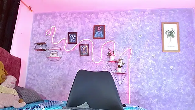 Everlin  Hot  online show from February 1, 2026, 12:15 pm