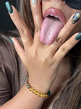 queen-panda online show from February 15, 2026, 9:33 pm