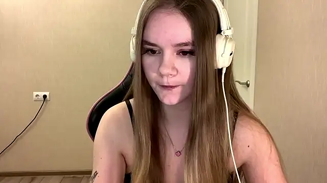 AgnesShy  online show from March 12, 2026, 7:47 am