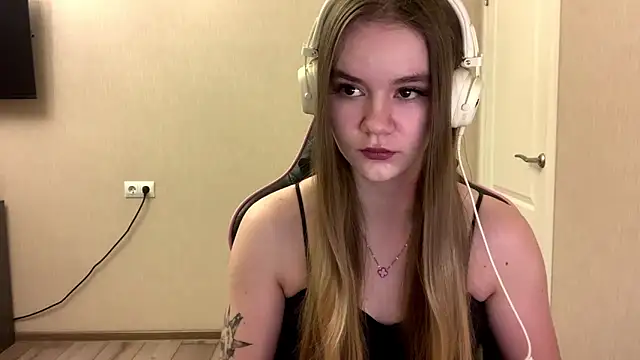 AgnesShy  online show from March 13, 2026, 7:48 am