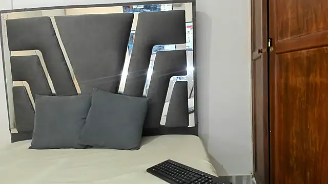 SamanthaHill  online show from February 7, 2026, 7:50 pm