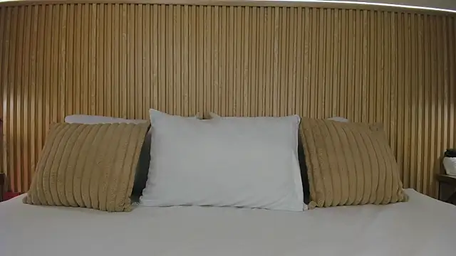 Snapshot of Yalezka_ chatting on July 18, 2026, 4:05 am Yalezka online show from July 18, 2026, 4:05 am