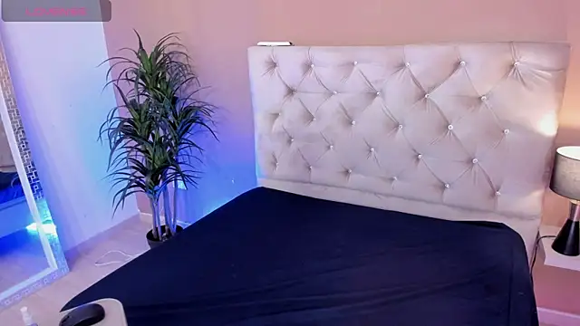 Valenvega  online show from April 18, 2026, 12:42 pm