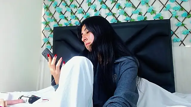 EmmaWilliamss4 online show from February 9, 2026, 4:22 pm