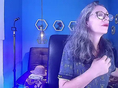 laurasofia45 online show from February 17, 2026, 3:58 am