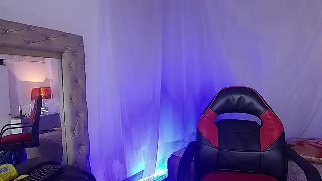 laurasofia45 online show from April 11, 2026, 5:34 am