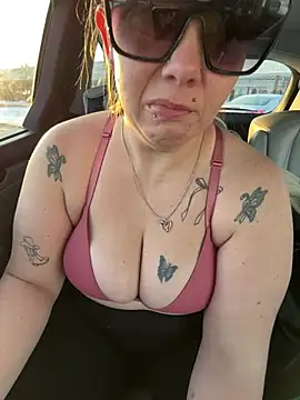 lickablelynn87 online show from February 5, 2026, 1:16 pm