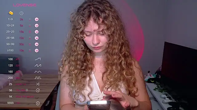 Snapshot of Milounee chatting on June 14, 2026, 7:43 am Milounee online show from June 14, 2026, 7:43 am