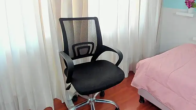 Snapshot of kendall_hernandez chatting on March 4, 2026, 2:01 pm kendall hernandez online show from March 4, 2026, 2:01 pm