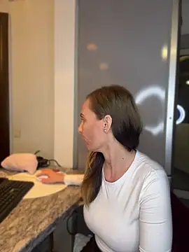 DivineAmely online show from April 14, 2026, 7:31 pm