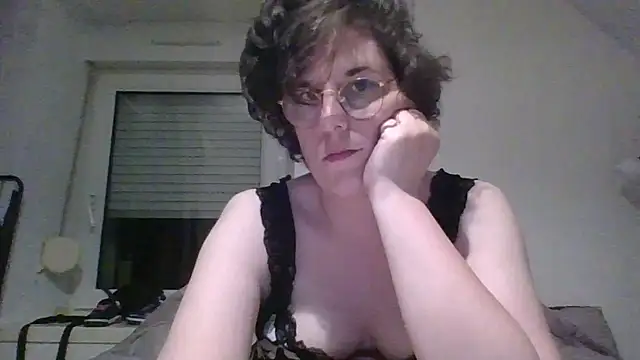 Snapshot of OIseauNoir88 chatting on April 18, 2026, 8:09 pm OIseauNoir88 online show from April 18, 2026, 8:09 pm