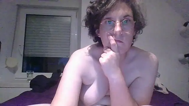 Snapshot of OIseauNoir88 chatting on May 21, 2026, 7:43 pm OIseauNoir88 online show from May 21, 2026, 7:43 pm