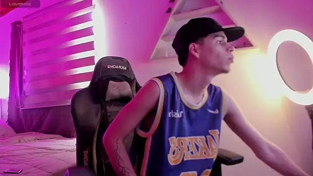 Snapshot of juan_posada chatting on February 21, 2026, 3:02 pm juan posada online show from February 21, 2026, 3:02 pm