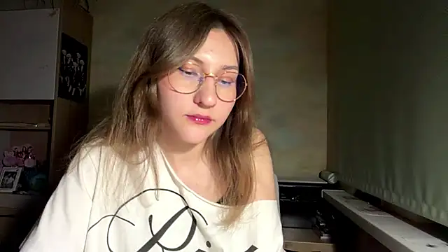 Snapshot of Miaaa_Moon chatting on May 17, 2026, 7:10 pm Miaaa Moon online show from May 17, 2026, 7:10 pm