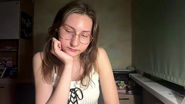 Snapshot of Miaaa_Moon chatting on May 26, 2026, 6:26 pm Miaaa Moon online show from May 26, 2026, 6:26 pm