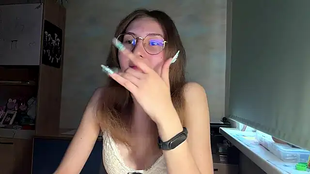 Snapshot of Miaaa_Moon chatting on June 9, 2026, 4:29 pm Miaaa Moon online show from June 9, 2026, 4:29 pm