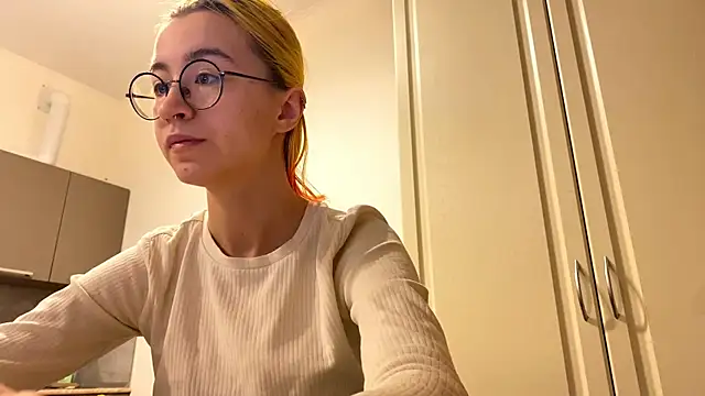 Snapshot of EmilyHein chatting on March 5, 2026, 3:46 am EmilyHein online show from March 5, 2026, 3:46 am