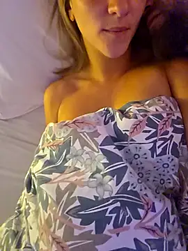 Snapshot of Couple-Kiwii-Orchidee-Boy chatting on May 17, 2026, 5:49 am Couple-Kiwii-Orchidee-Boy online show from May 17, 2026, 5:49 am