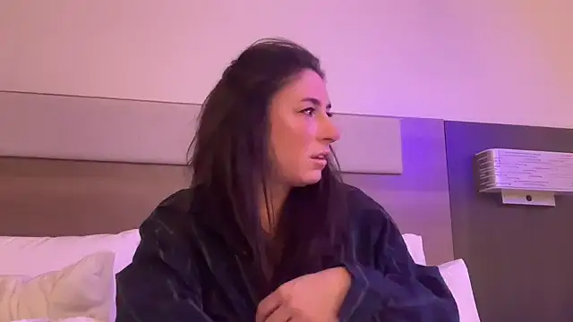 Snapshot of mr_mrs_glitter chatting on March 30, 2026, 3:29 am mr mrs glitter online show from March 30, 2026, 3:29 am