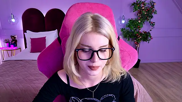 ScarletBlackwood online show from April 29, 2026, 5:00 am