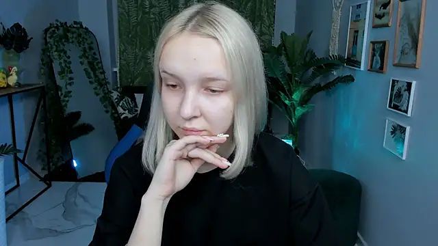 MaoqiBeverly online show from April 14, 2026, 5:02 am