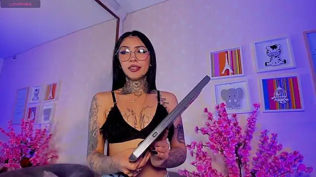 Ashley Blum  online show from April 19, 2026, 12:04 pm