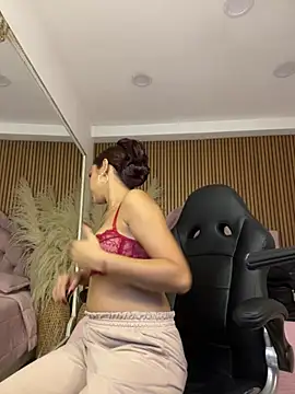 CarolineFyre online show from May 28, 2026, 12:46 pm