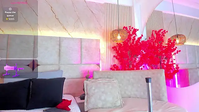 Snapshot of EmmaLovve chatting on February 26, 2026, 2:32 am EmmaLovve online show from February 26, 2026, 2:32 am