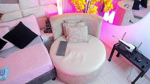 EmmaLovve online show from April 18, 2026, 2:26 am